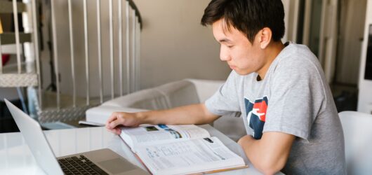 Escola americana online católica: custos e rotina